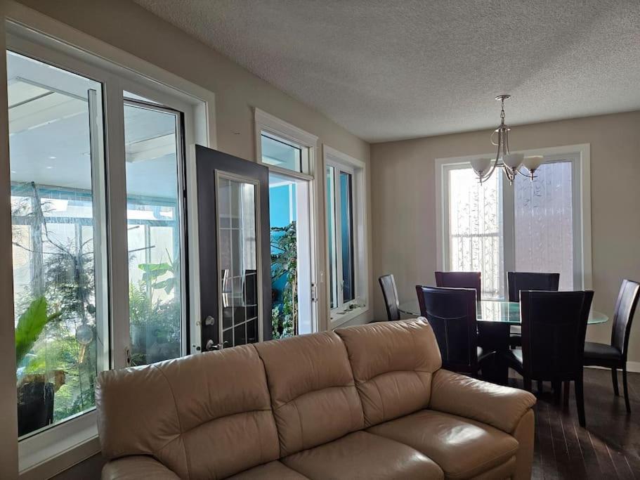 3 Bedroom Detached House * Calgary