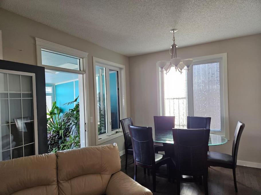 3 Bedroom Detached House Holiday home Calgary